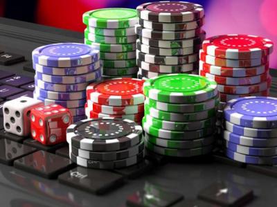 Spelmarker och tärningar på ett tangentbord