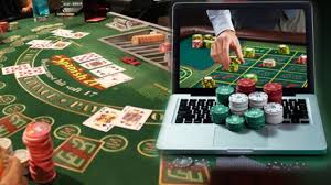 Laptop med spelmarker ovanpå blackjackbord